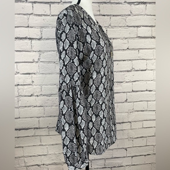 Michael Kors Long Sleeved Animal Print Python Top size Large - Picture 5 of 10
